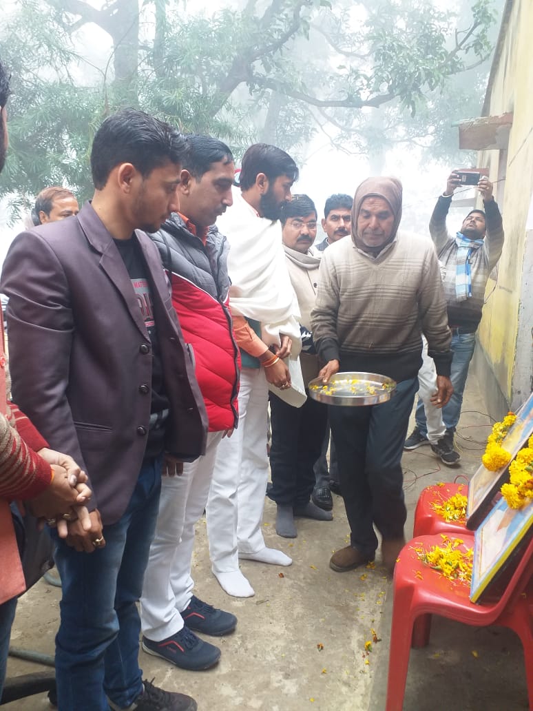 मुगली साधन सहकारी समिति के अध्यक्ष रविंद्र कुमार तिवारी ने ध्वजारोहण किया