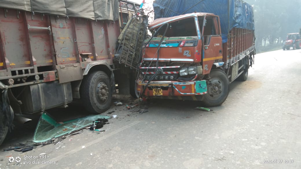ट्रक और डीसीएम की आमने-सामने हुई टक्कर