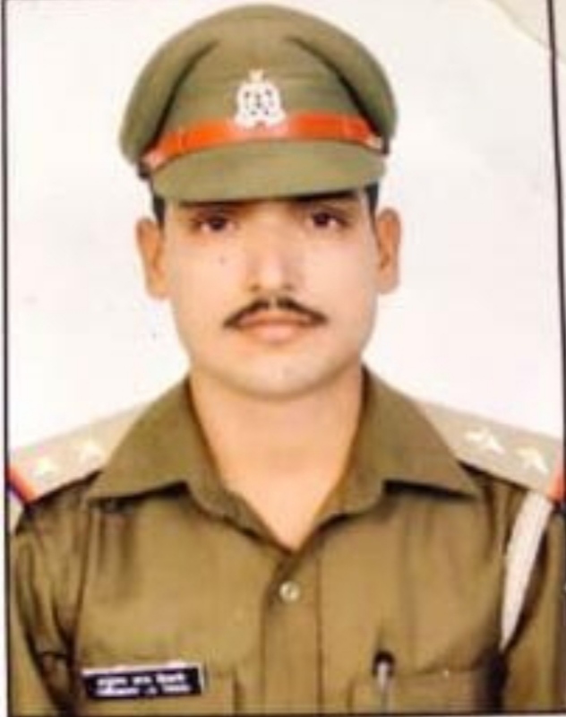 चौकी पर आये फरियादियों से तेजतर्रार चौकी प्रभारी हनुमंत लाल तिवारी जताते हैं अपनापन