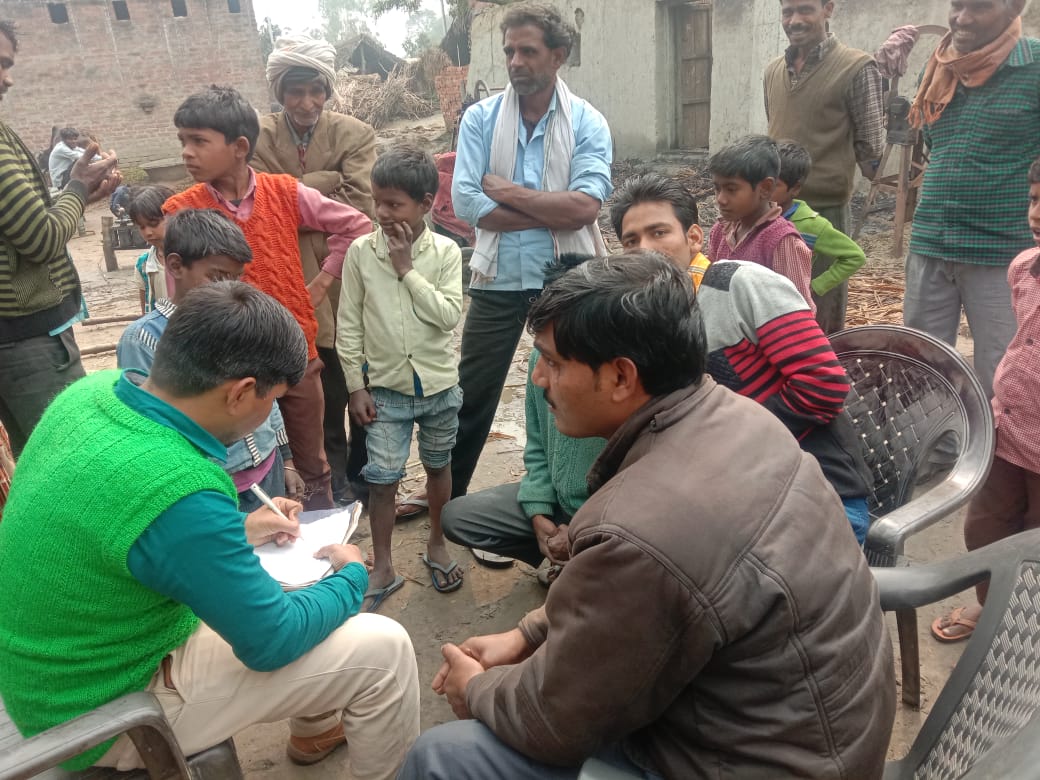 बिजली बिल जमा होने के कारण लोगों के घर से मीटर के लाइट काटी गई