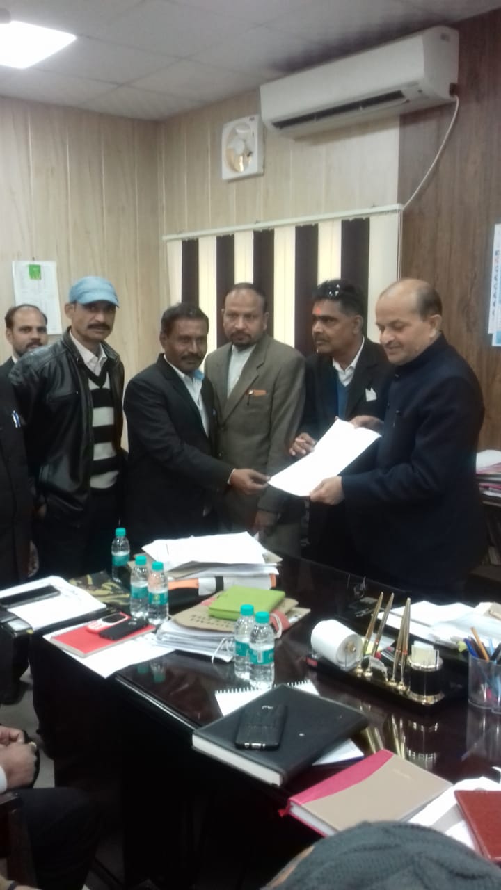 रेल मंत्री के द्वारा जिलाधिकारी को ज्ञापन सौंपा गया