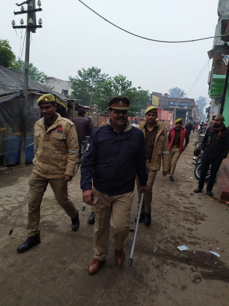 मितौली के वरिष्ठ उपनिरीक्षक जेपी यादव पुलिस बल के साथ पैदल गस्त