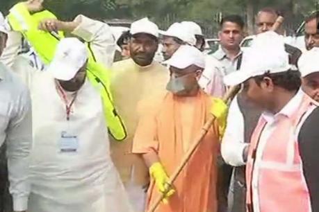  सीएम योगी.ने लगाई  ताजमहल के बाहर झाड़ू 