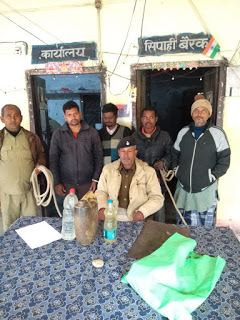 शराब पीते 4 युवक गिरफ्तार