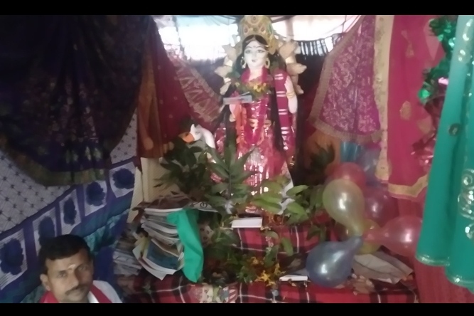 उत्साह के साथ श्रद्धालुओं व छात्रों ने माता सरस्वती की किया आराधना