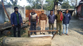 बगहा.शीशम की गुल्ली सहित हाँथ आरा जप्त