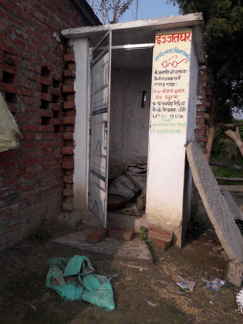 स्वच्छ भारत मिशन की धज्जियां उड़ाई जा रही ग्राम प्रधान के द्वारा