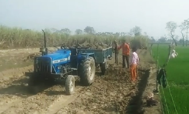 मिट्टी का खनन कर रहे दिनदहाड़े माफिया
