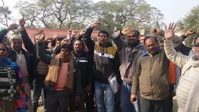 बगहा।ग्राहकों का भुगतान न होने पर स्वर्ण इंडिया संघर्ष संघ के कार्यकर्ताओं द्वारा जिलाधिकारी को दिया गया आवेदन