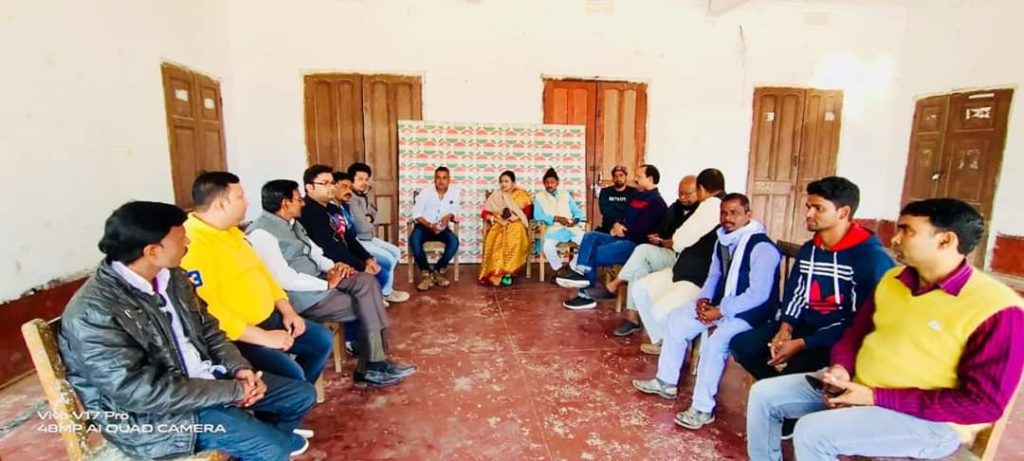 कांग्रेस कार्यकर्ताओं कि बैठक ।