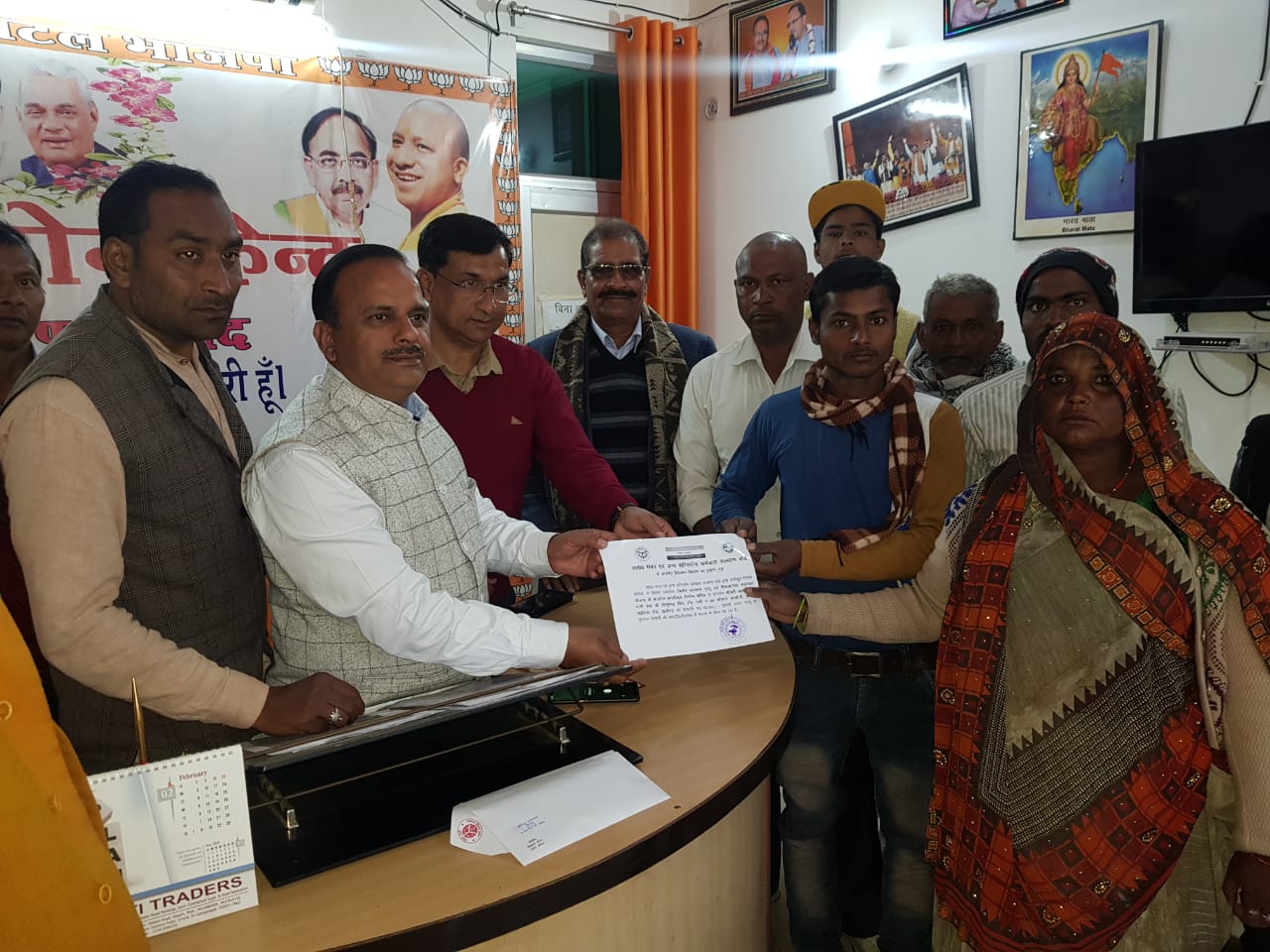 मृत्यु एवं विकलांगता सहायता योजना के अन्तर्गत कोल विधायक व उप श्रमायुक्त ने 50000 रू देकर की आर्थिक सहायता।