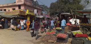 बगहा।अनुमंडलीय अस्पताल प्रवेश गेट के समीप फुटपाथी दुकानदारो से सड़क में जाम की समस्या से जूझते लोग 