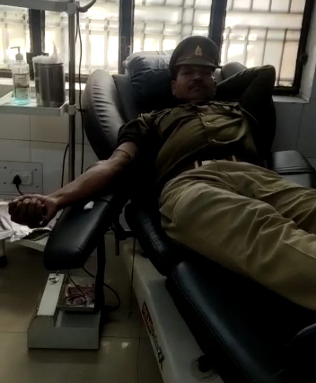 दरोगा राजपाल सिंह ने किया रक्तदान