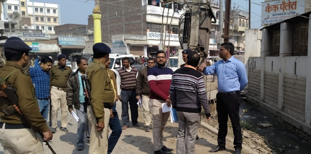  बेतिया।निर्माण का डीएम ने लिया जायजा   हरिवाटिका चैक, मोहर्रम चैक, तीन लालटेन चैक के बीच हुए सड़क के अतिक्रमण को स्वयं से हटाने का डीएम ने किया अनुरोध