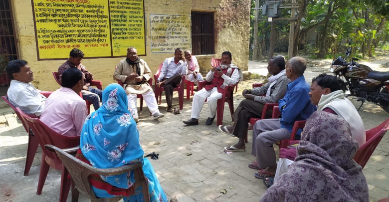 ग्राम कचहरी कार्यालय राजापाकर उत्तरी के परिसर में पंचों की हुई बैठक