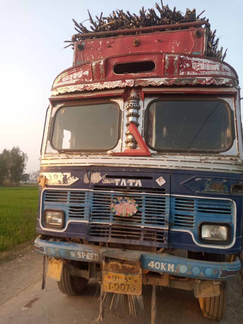 कार  चालक ने ट्रक में जोरदार टक्कर मार दी