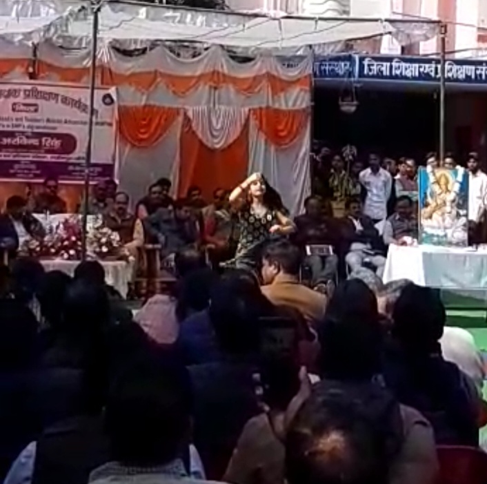 ट्रेनी महिला टीचर सार्वजनिक रूप से फिल्मी गानों पर ठुमके