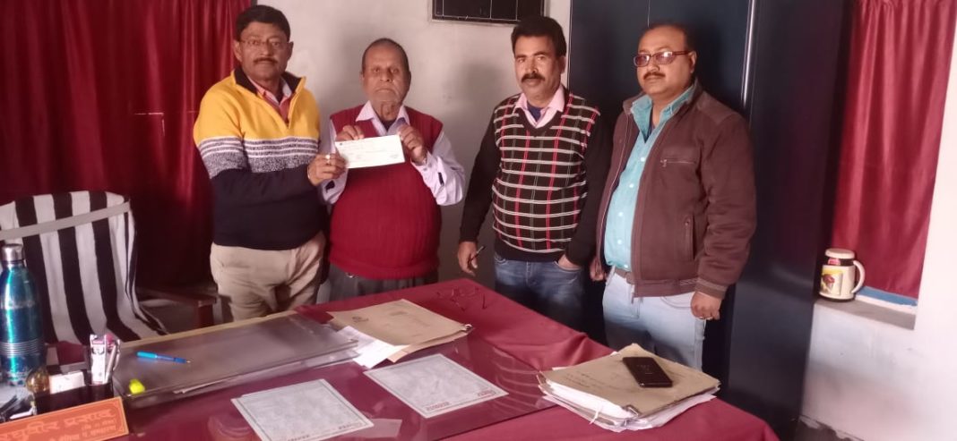 बेतिया सीओ ने सौपा मृतक के आश्रितों को 4 लाख का चेक।।