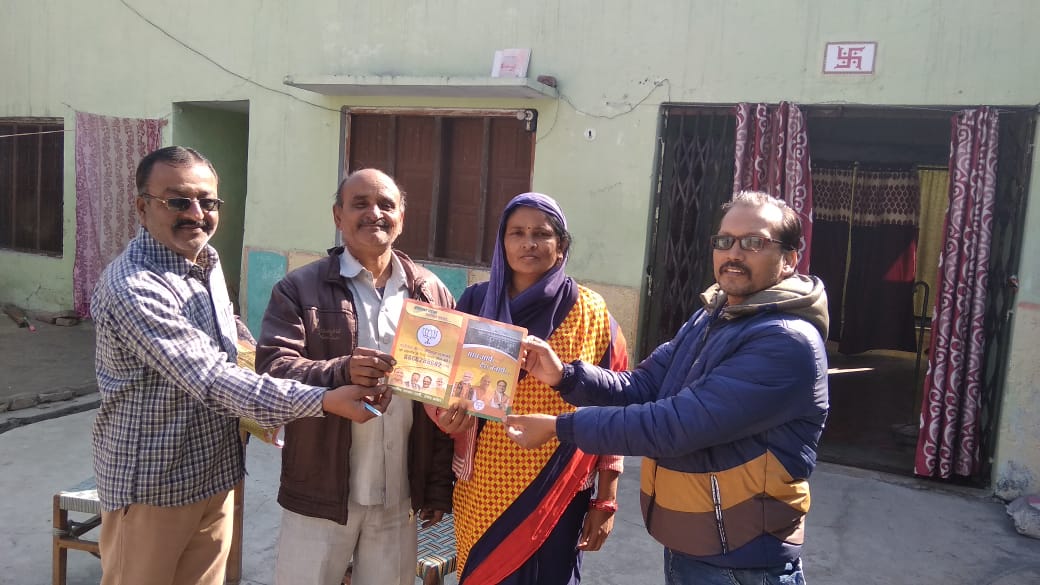नागरिकता संशोधन अधिनियम 2019 के समर्थन में जानकारी देते भाजपा मंडल अध्यक्ष प्रज्ञानंद श्रीवास्तव