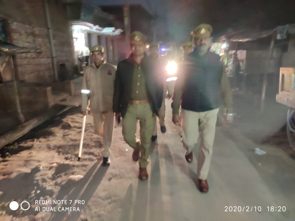 कोतवाली प्रभारी चंद कांत सिंह अपने दल बल के साथ पैदल कास्ट
