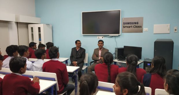 मधुबनी :- जिला पदाधिकारी की अध्यक्षता में शिक्षकों एवं अभिभावकों के साथ बैठक