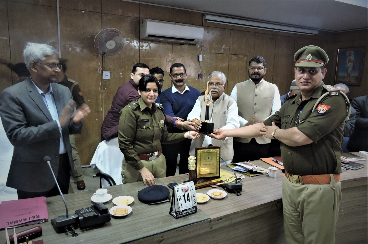 कलक्ट्रेट सभागार में आयोजित सम्मान समारोह में पुलिस टीम को सम्मानित किया गया