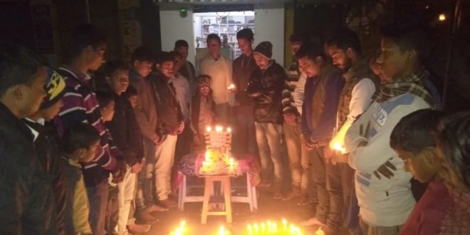 पुलवामा में शहीद 40 जवानों को कैंडल जला कर दिया श्रद्धांजलि