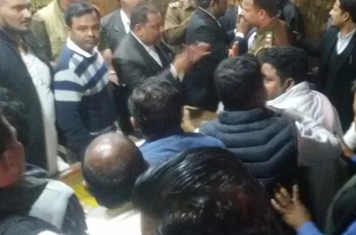 बहराइच में कर अधिकारी को थप्पड़ मारने पर वकील व नगर पालिका कर्मचारी आपस में भिड़े