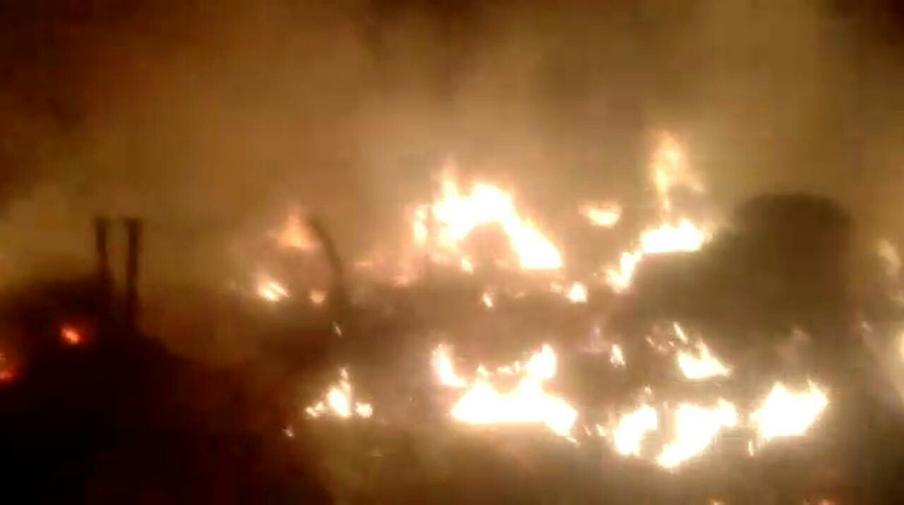 बेतिया।आगलगी में पाँच घर जलकर खाक ।ग्रामीणों के सहयोग से पाया गया आग पर काबू ।