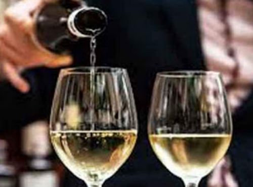 चोरी करने के इरादे से खाली फ्लैट में घुसा था चोर, शैम्पेन की 2 बोतलें पीकर हुआ धुत पकड़ा गया।