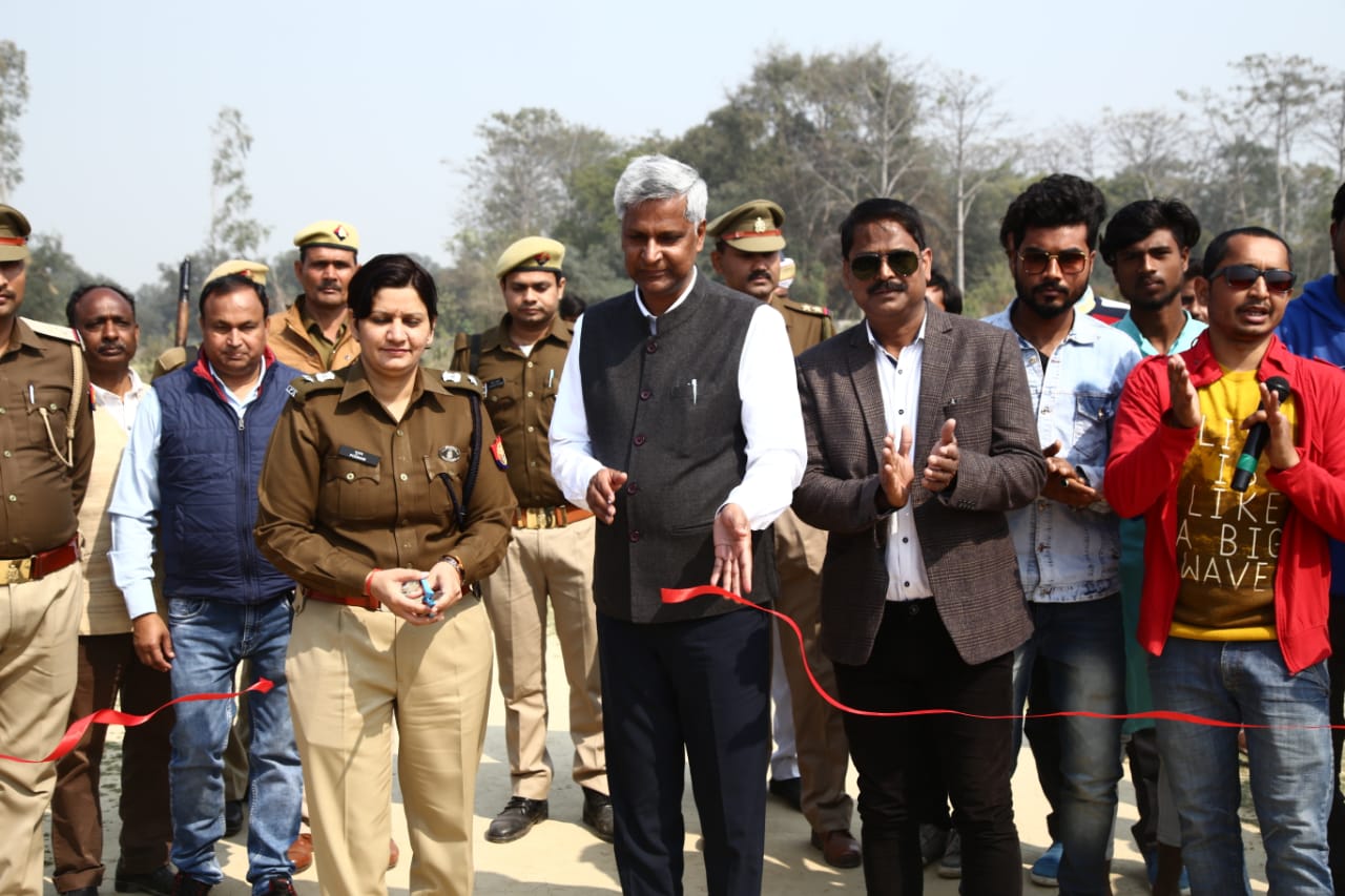 डीएम खीरी शैलेंद्र कुमार व एसपी खीरी पूनम ने क्रिकेट टूर्नामेंट का किया उद्घाटन
