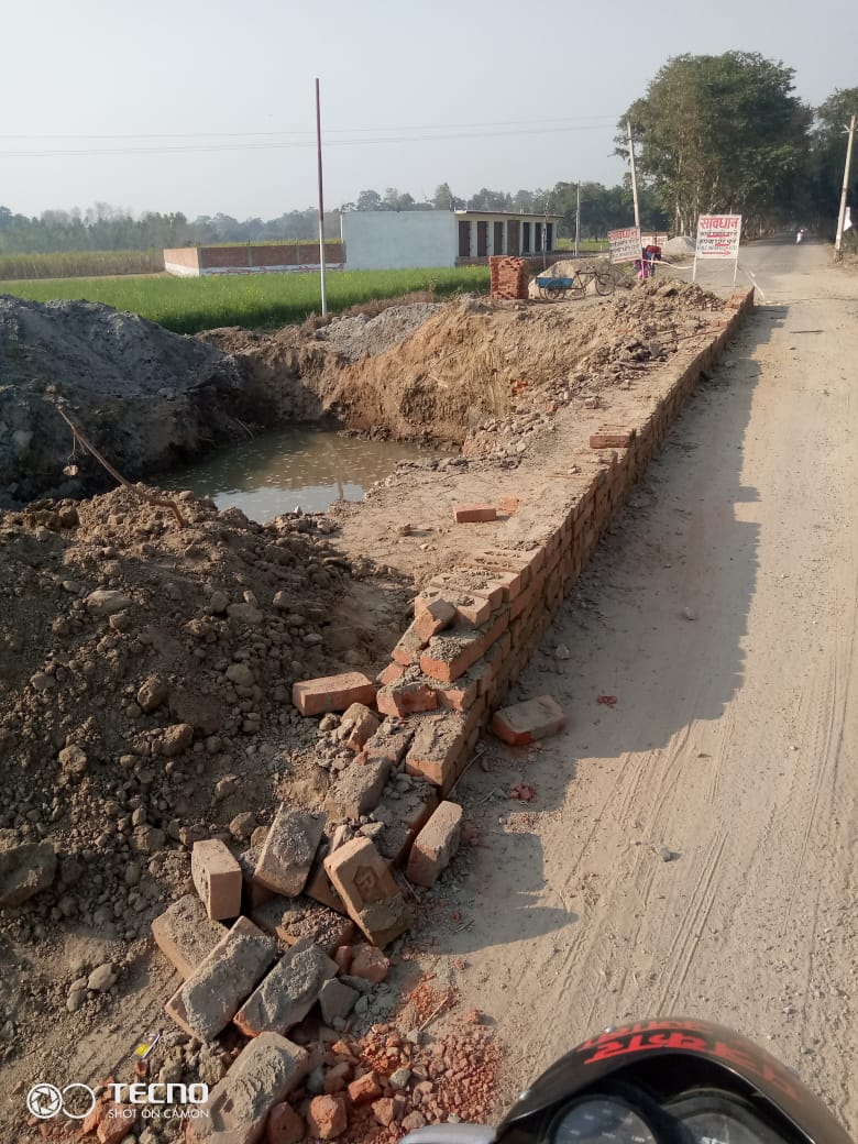 सड़क निर्माण से कई जगहों से खतरनाक गड्ढे बाबूजी जरा धीरे चलो आगे गहरी खाई है
