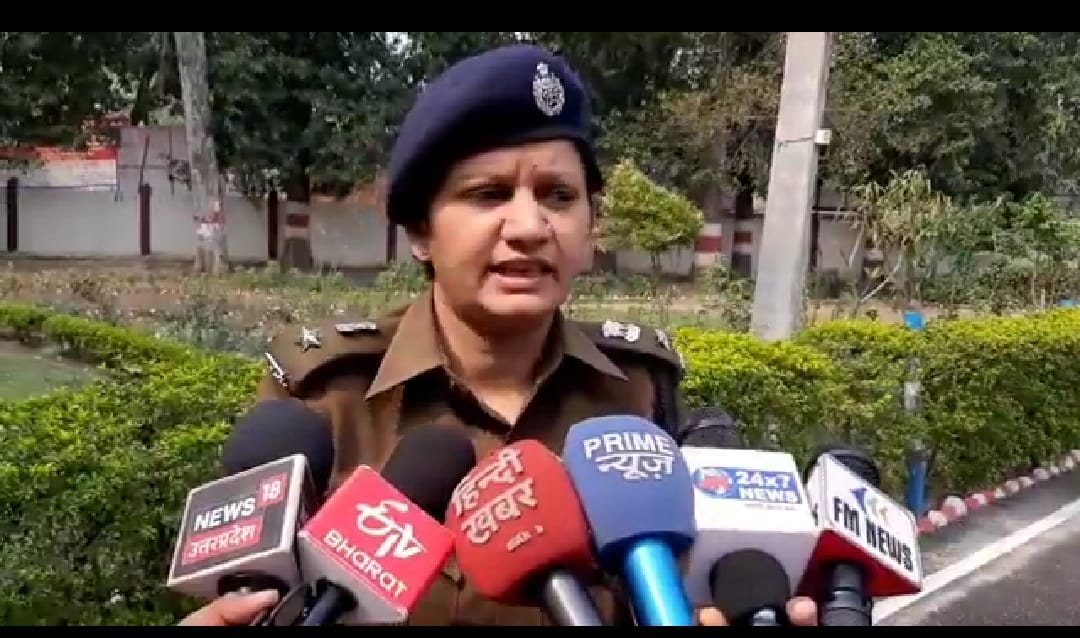 थाना हैदराबाद में विवेक ने थाने के पास मैं लगे पेड़ से फांसी लगाकर आत्महत्या कर ले