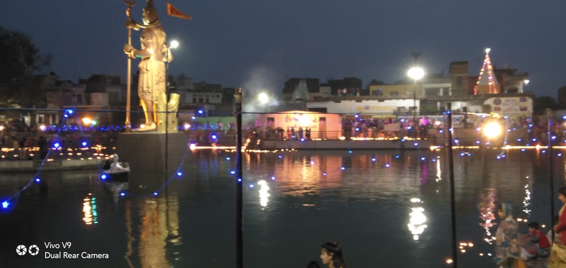 महाशिवरात्रि के पावन पर्व पर शिव मंदिर में श्रद्धालुओं की भीड़ लगी रहे