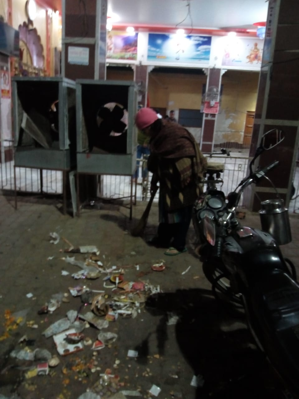 सामाजिक कार्यकर्ता बृजेश मिश्रा ने कहा साफ सफाई रखें कचरा इधर-उधर ना फैलाएं पॉलिथीन मुक्त वह स्वच्छ सुंदर