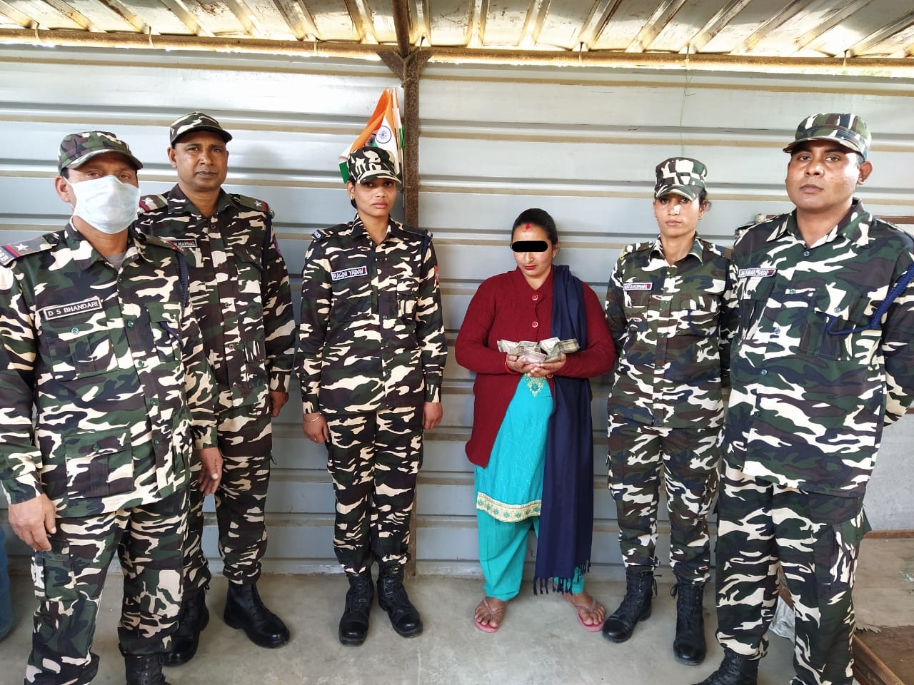 सुरक्षाबलों की सक्रियता से बॉर्डर पर पकड़ी गई नेपाली महिला मनी एक्सचेंजर