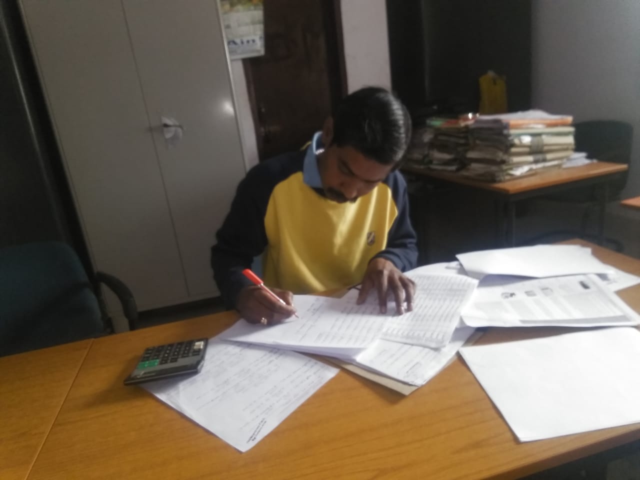  बेतिया।प्रभार देने के नाम पर 2 साल से जमा हुआ है लिपिक।।खाता ना बही हाकिम कहस तवने सही