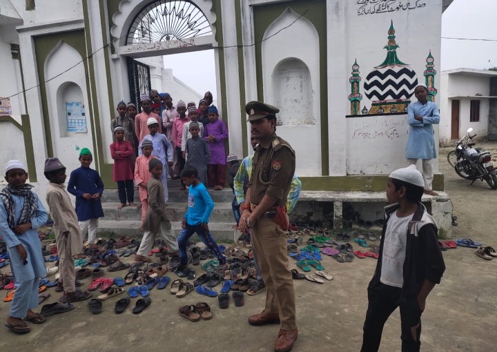 जुमे की नमाज को लेकर पुलिस फोर्स के साथ तैनात निघासन कोतवाली कोतवाल भानु प्रताप सिंह