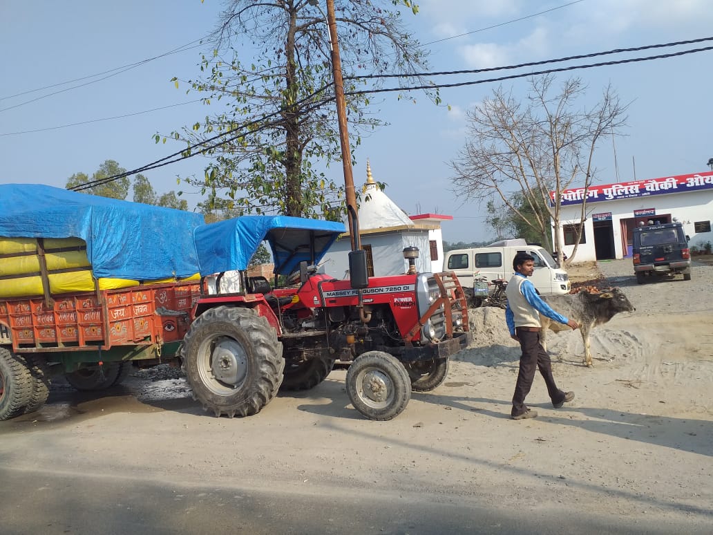 बालू से ओवर लोड ट्रैक्टर ट्राली चौकी इंचार्ज ने की सीज