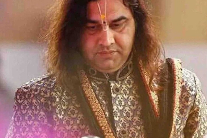 वृंदावन के भागवताचार्य देवकीनंदन ठाकुर पर छेड़छाड़ के आरोप मुकदमा दर्ज
