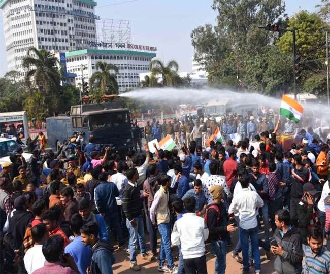 बिहार में दारोगा भर्ती परीक्षा विवादों में घिरी है। अभ्यर्थी इस परीक्षा के रिजल्ट के खिलाफ आंदोलन रत हैं। पटना में अभ्यर्थियों ने महा आंदोलन का एेलान क
