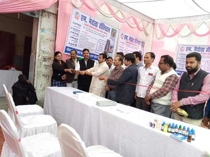 निघासन सिंगाही रोड पर स्थित जिला सहकारी बैंक के सामने निशुल्क स्वास्थ्य परीक्षण शिविर का किया गया आयोजन