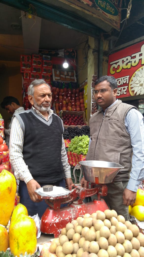 फलों की दुकानों का निरीक्षण, विक्रेताओं को किया गया जागरूक