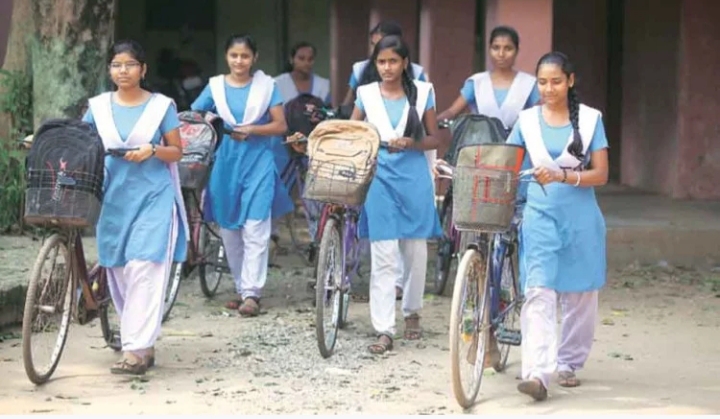 यूपी में आठवीं तक के छात्र बिना परीक्षा होंगे पास, आदेश जारी