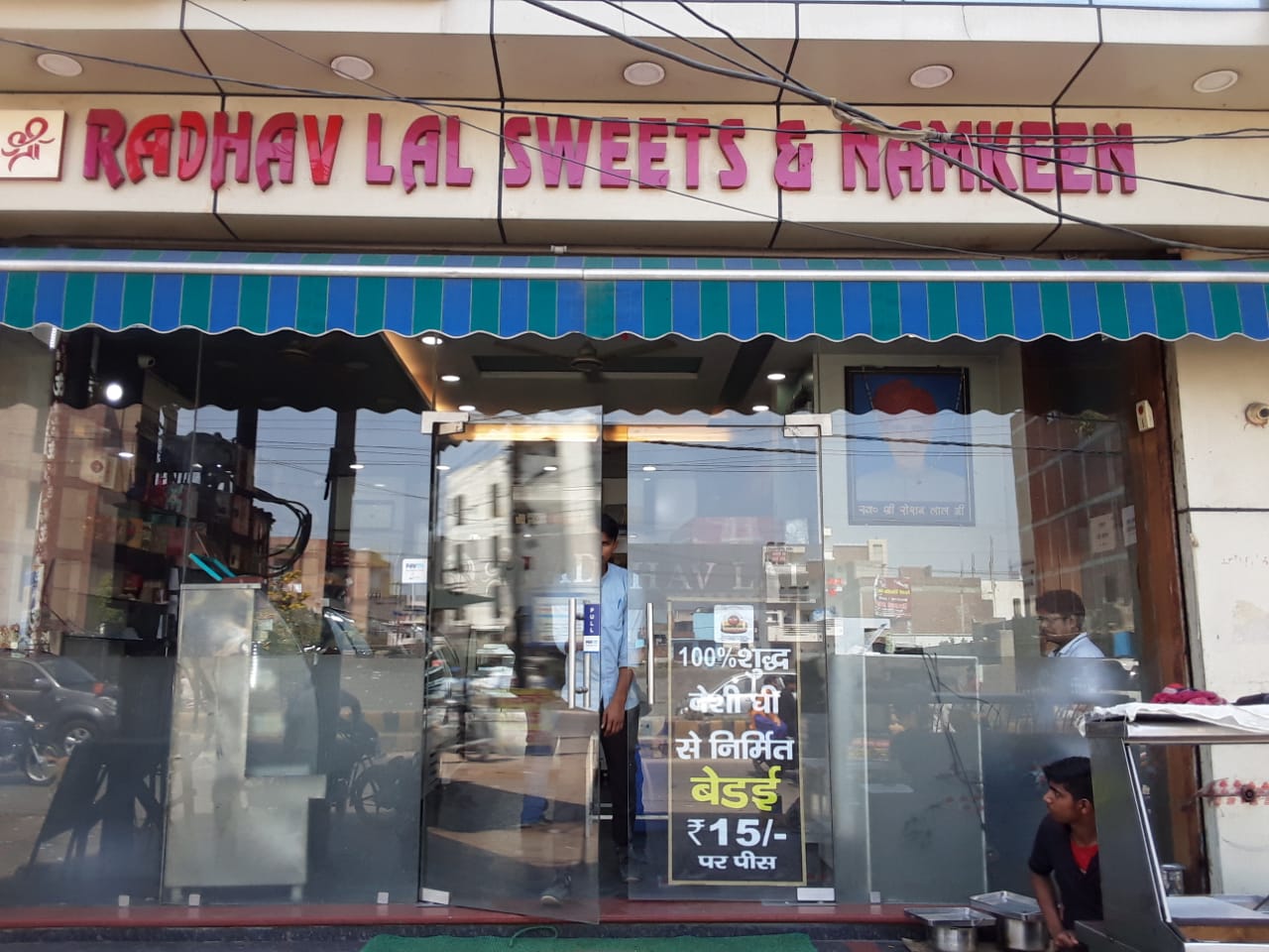मिठाई खरीदोगे तो मिलेगा मास्क फ्री, अनोखी पहल