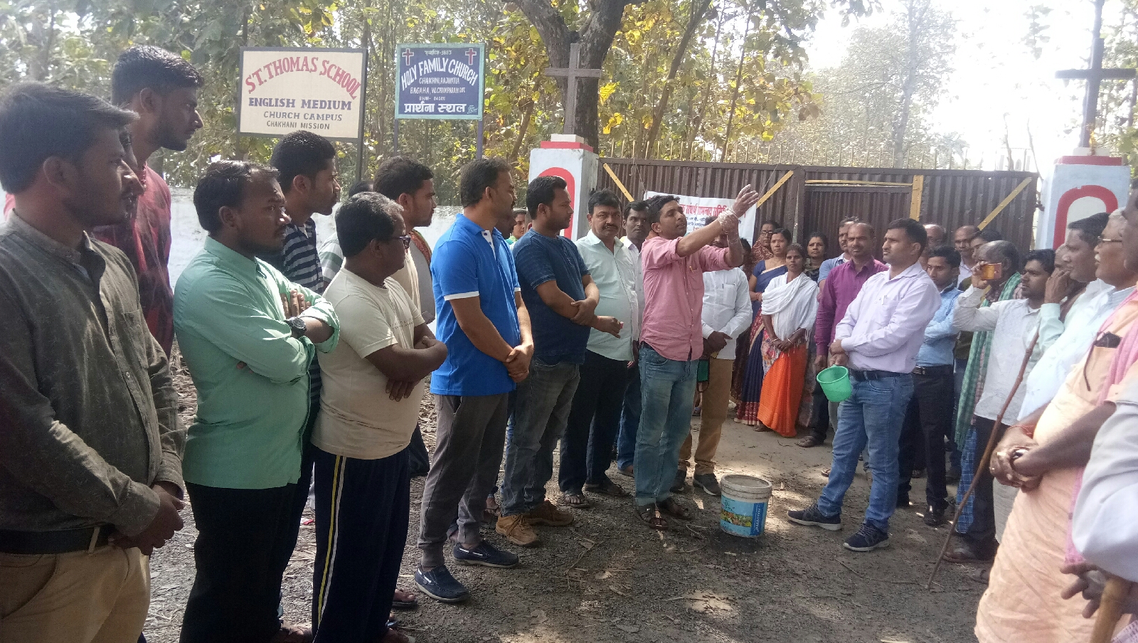 बगहा:- बिहार राज्य शिक्षा संघ समिति के तत्वाधान में आज 32 वें दिन पंचायत राज चखनी में मुखिया श्री सुनील कुमार वर्मा के अध्यक्ष में कोरोना वायरस से बचाओ जन ज