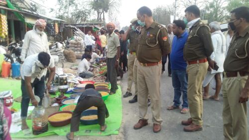 थानाध्यक्ष ने मय फोर्स के साथ क्षेत्र मे किया भ्रमण, लोगो से की अपील   कोरोनावायरस से बचने के लिए लोगो को  किया जागरूक   अनावश्यक रूप से खुली दुकानो को बन्द 