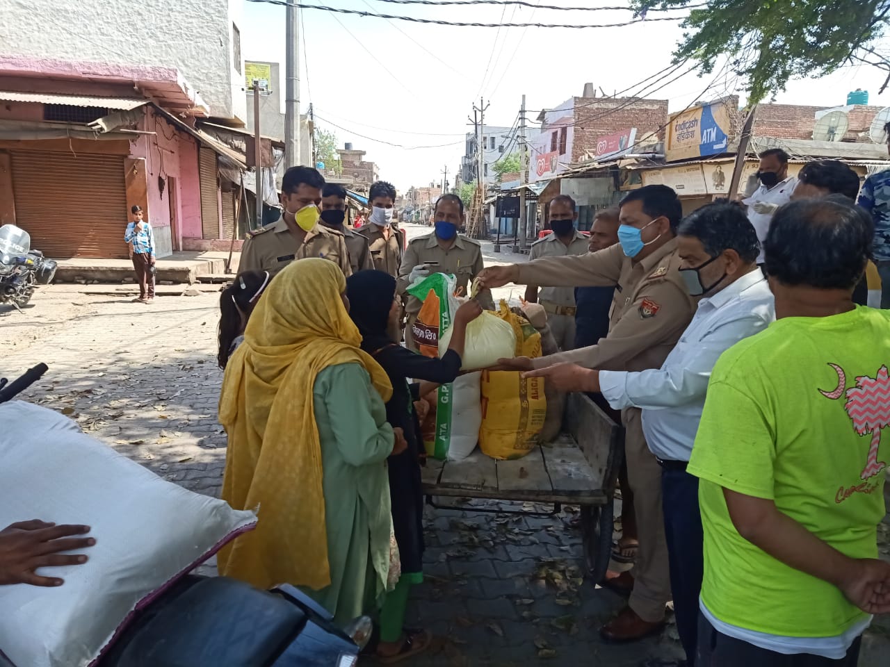 पुलिसकर्मी बने सेवादार, 200 परिवारों को वितरण की खाद्य सामग्री