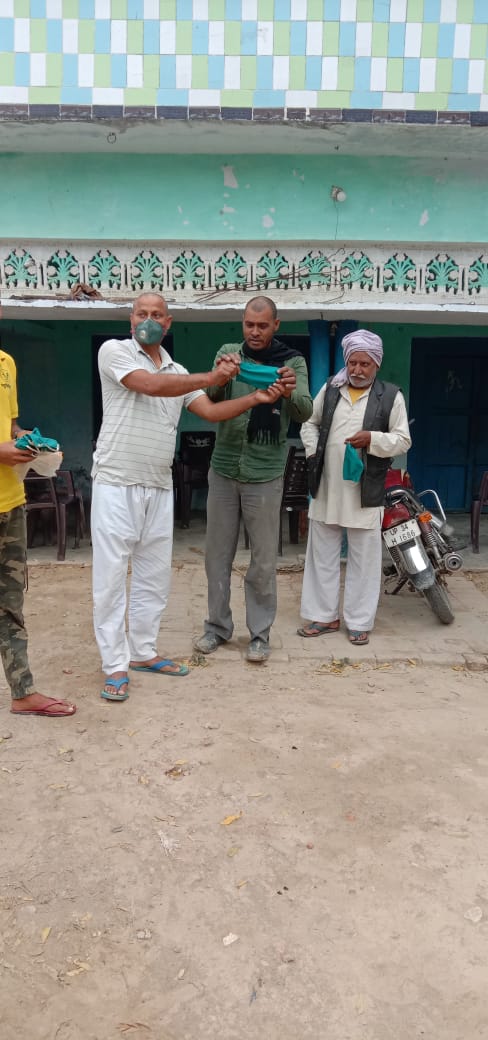 ग्राम प्रधान ने बांटे निशुल्क मास्क पैड