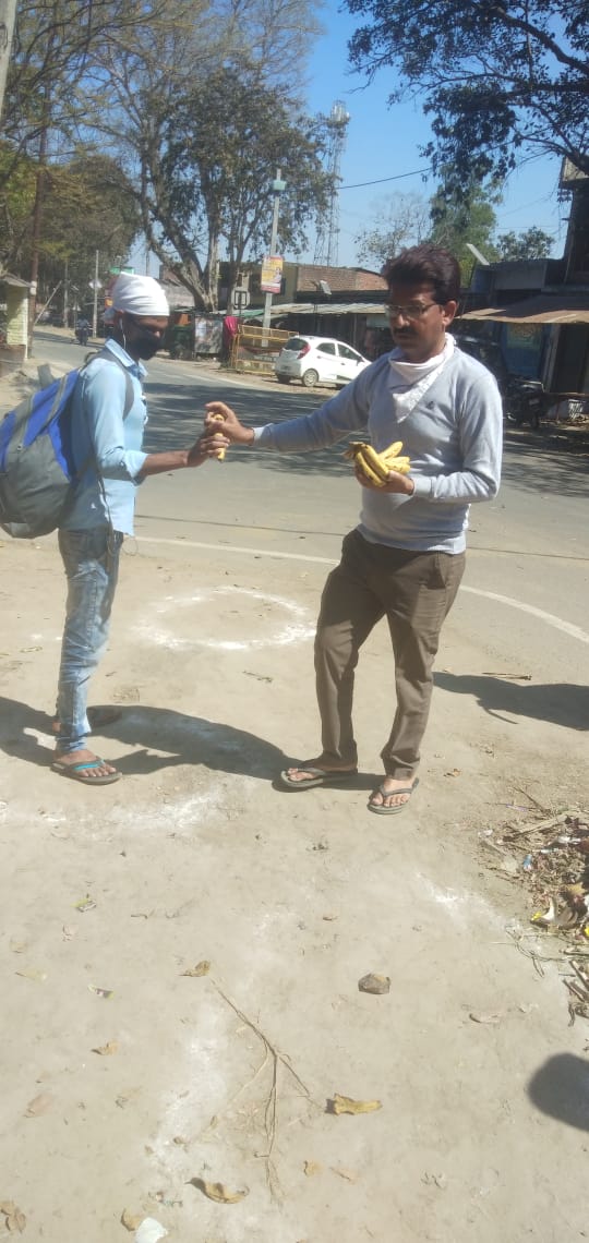 लाक डाउन के चलते प्रधान पति ने कस्बा निवासी बिना कार्ड धारकों को चिन्हित कर राशन दिलवाने का लिया संकल्प